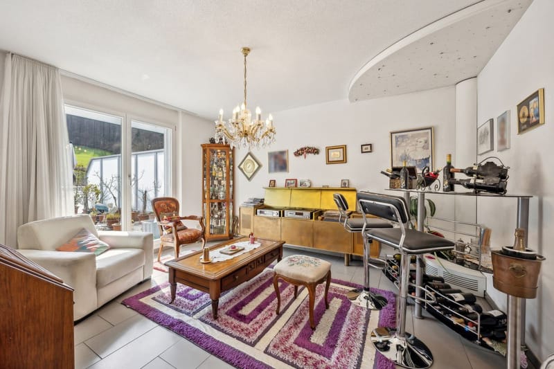 Wohnzimmer mit Balkonzugang