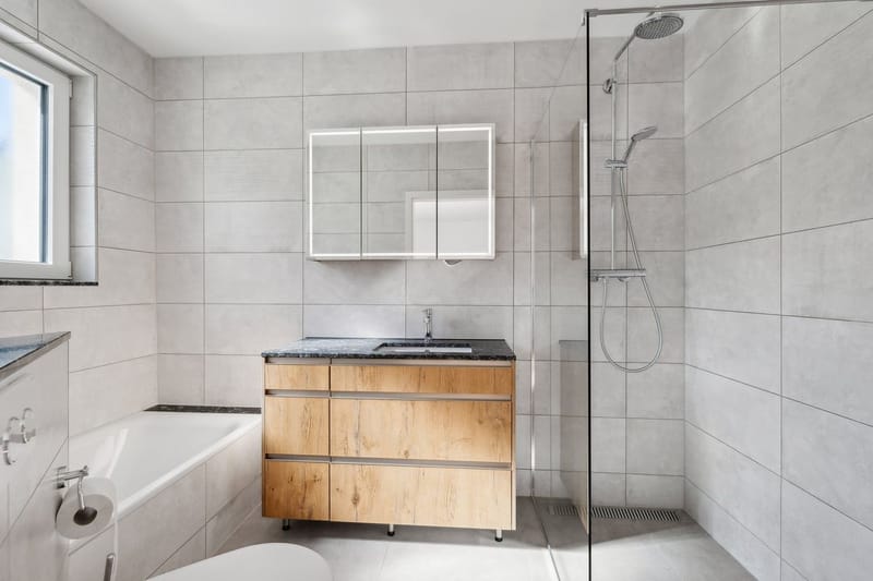 Modernes Badezimmer mit Badewanne und Walk-in-Dusche