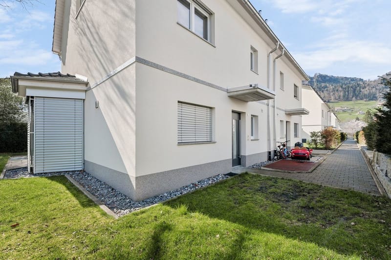 Moderne Reihenhaus- bzw. Doppelhaus-Außenansicht mit Garten