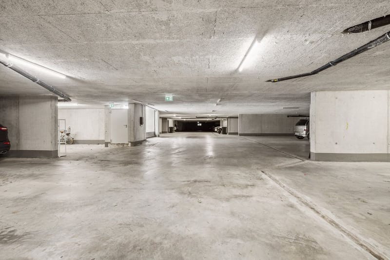 Tiefgarage mit Betonflächen