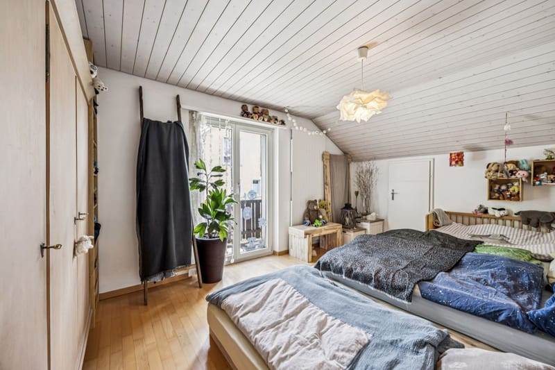 Gemütliches Schlafzimmer mit Balkonzugang