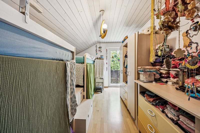 Kinderzimmer mit Hochbetten und Stauraum