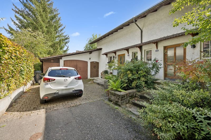 Einfamilienhaus mit Einfahrt und Garage