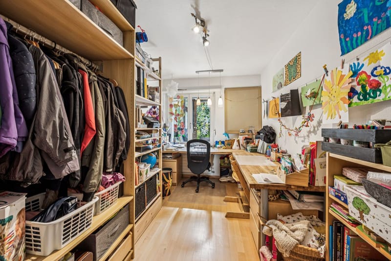 Kompaktes Arbeits- und Ankleidezimmer