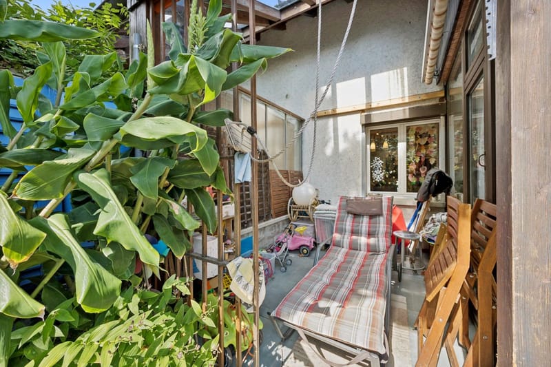 Überdachte Terrasse mit Sitzliege