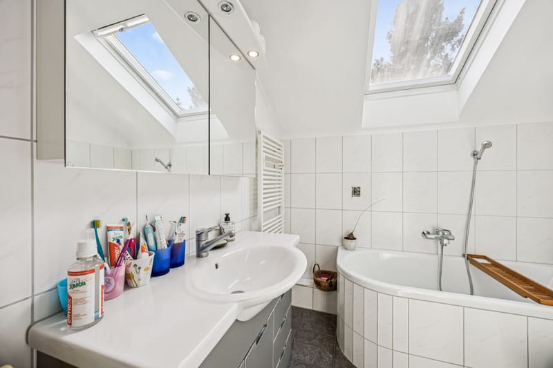 Helles Badezimmer mit Dachfenstern