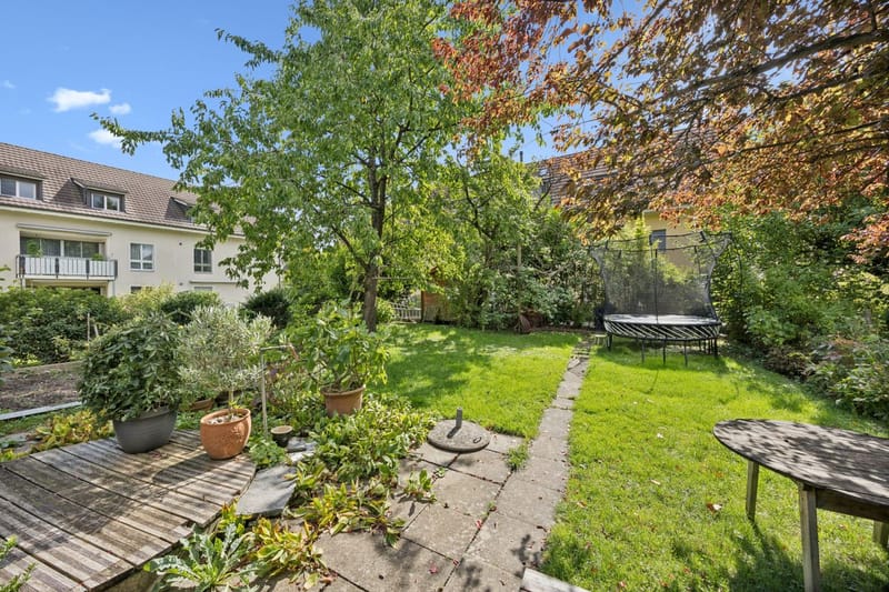Garten mit Terrasse und Spielbereich