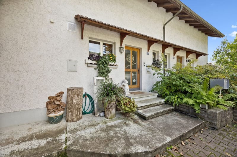 Eingangsbereich eines Hauses mit überdachter Haustür