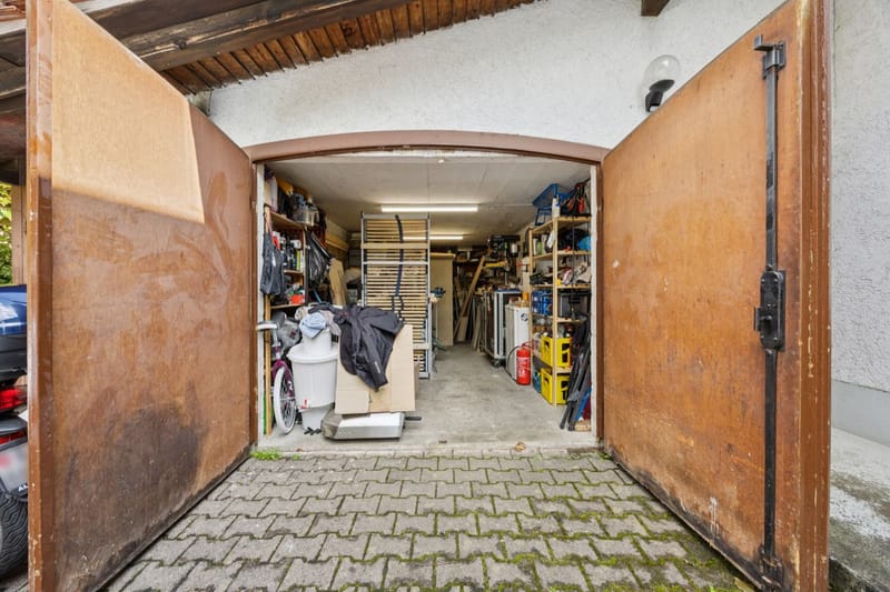 Garage mit geöffneten Holztoren