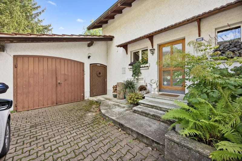 Heller Außenbereich mit Garage und Hauseingang