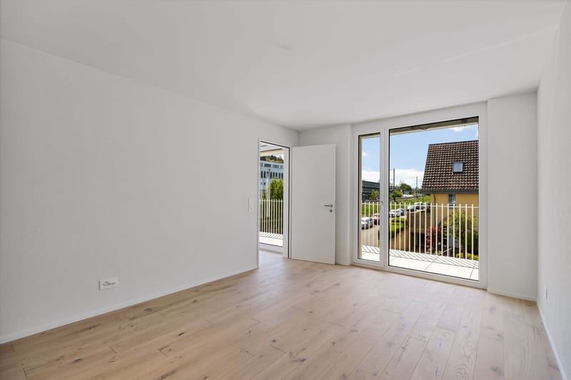 Heller leerer Wohnraum mit Balkonblick