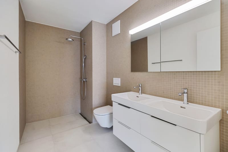 Modernes Badezimmer mit Doppelwaschtisch