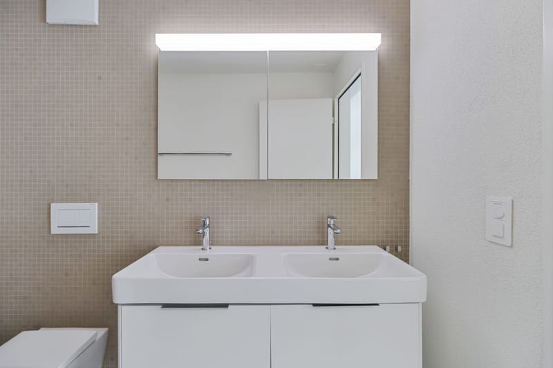 Modernes Badezimmer mit Doppelwaschtisch