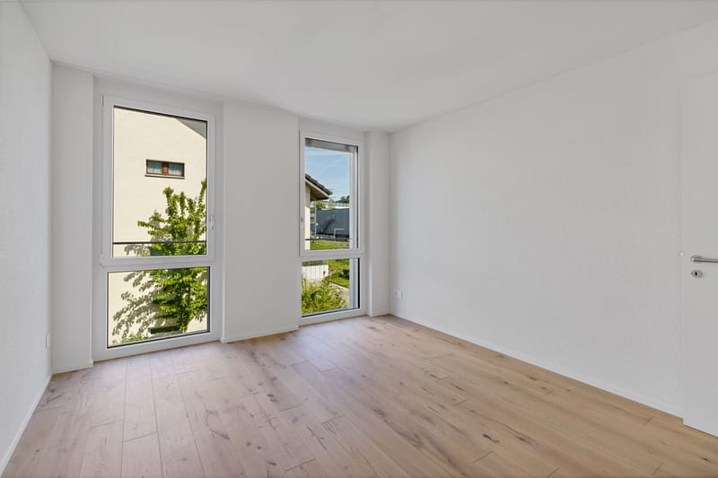 Leerer heller Raum mit großen Fenstern