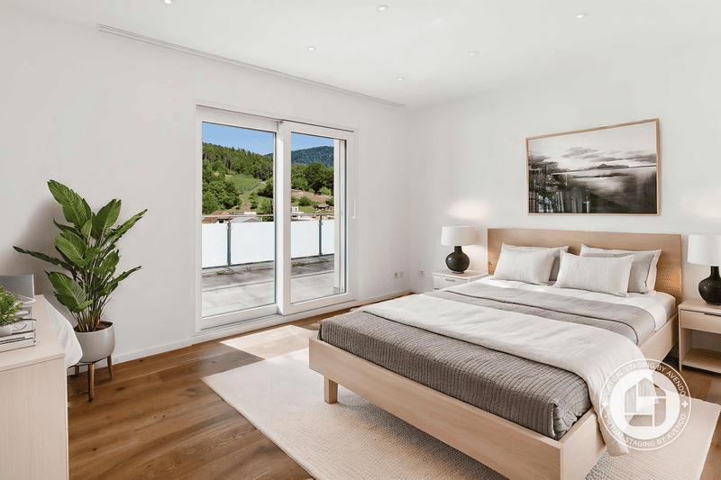 Helles Schlafzimmer mit Balkonblick
