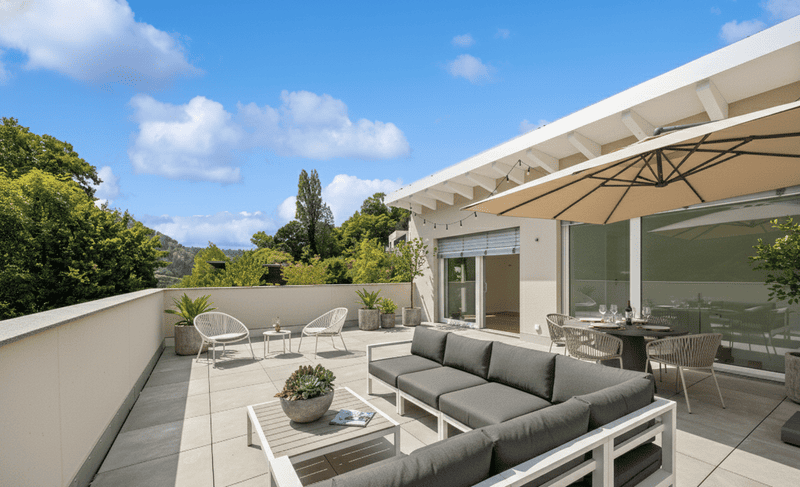 Große Dachterrasse mit Lounge- und Essbereich