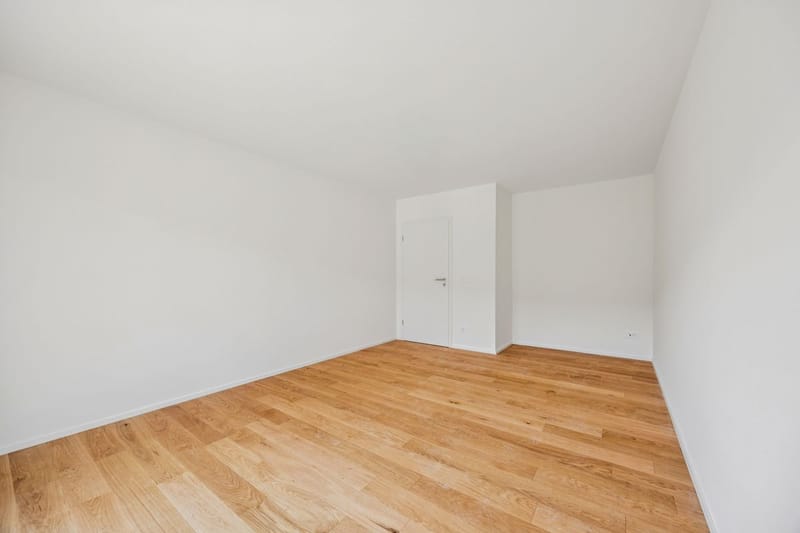 Leerer heller Raum mit Holzboden