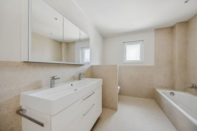 Modernes Badezimmer mit Doppelwaschtisch und Badewanne