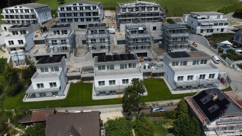 Luftaufnahme einer Wohnsiedlung mit mehreren Neubauten