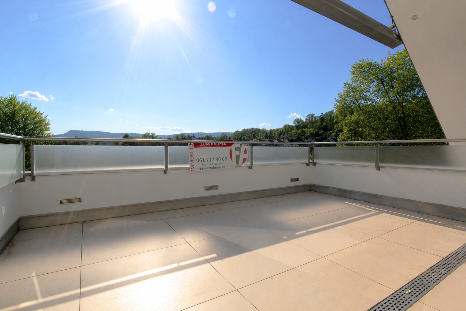 Sonnige Dachterrasse mit Weitblick