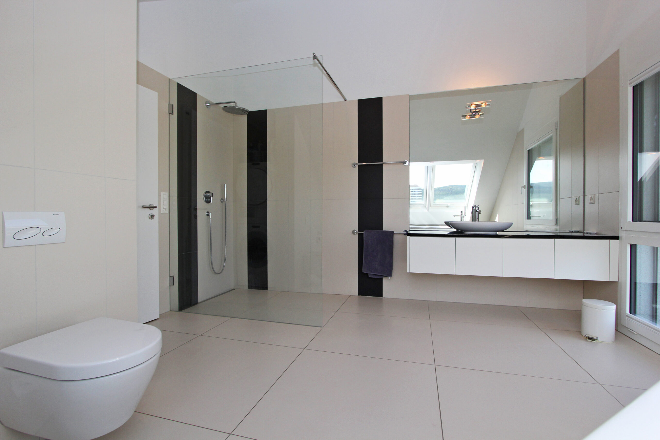 Modernes Badezimmer mit Walk-in-Dusche und Waschtisch