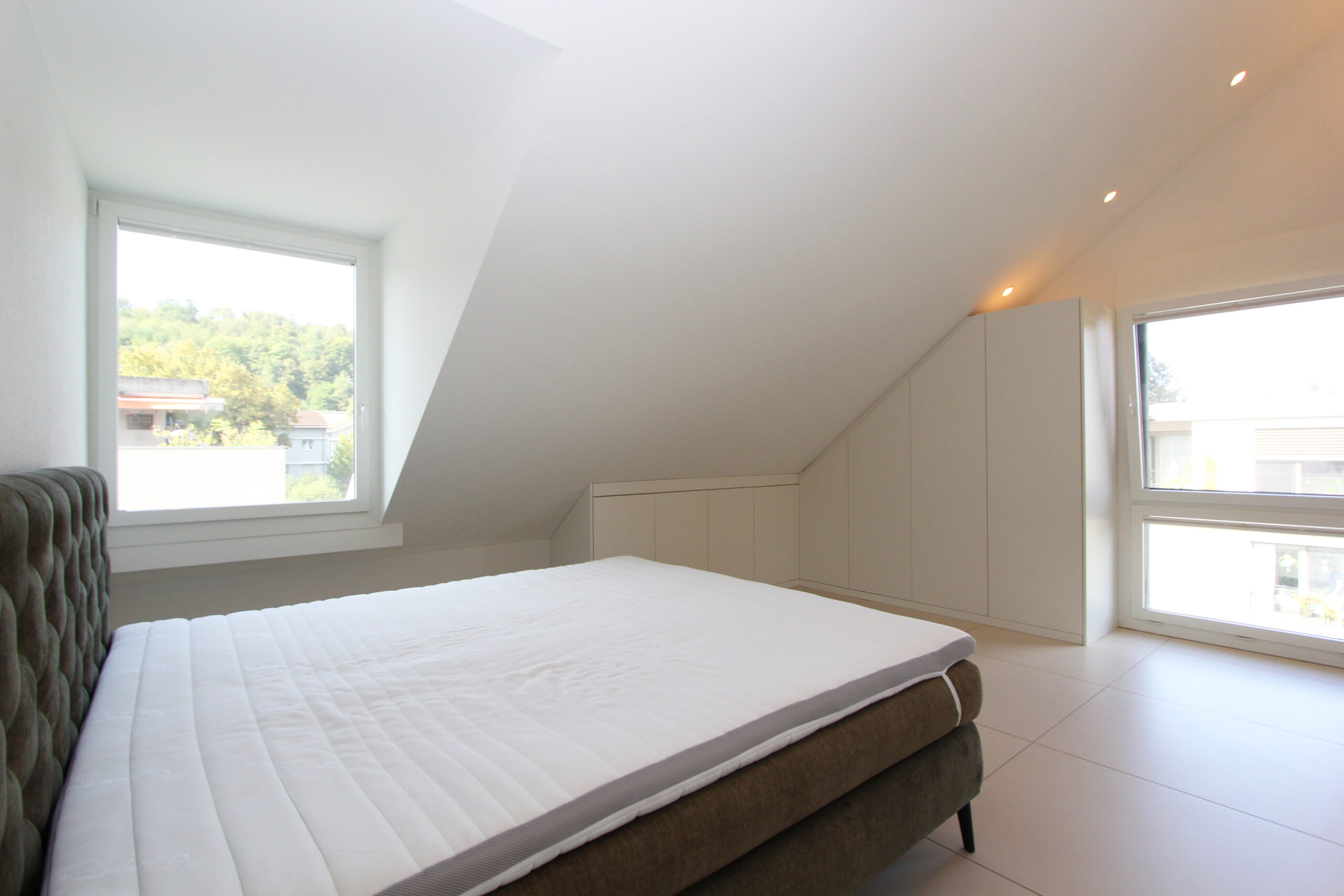 Helles Schlafzimmer mit Dachschräge und Einbauschrank