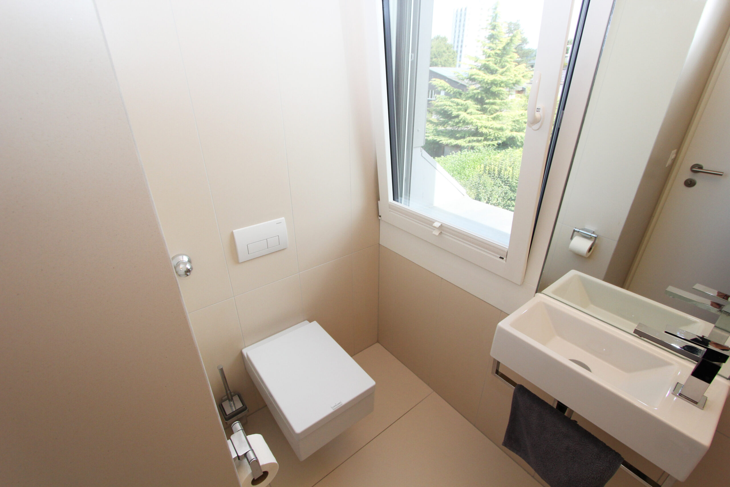 Modernes Gäste-WC mit Fenster