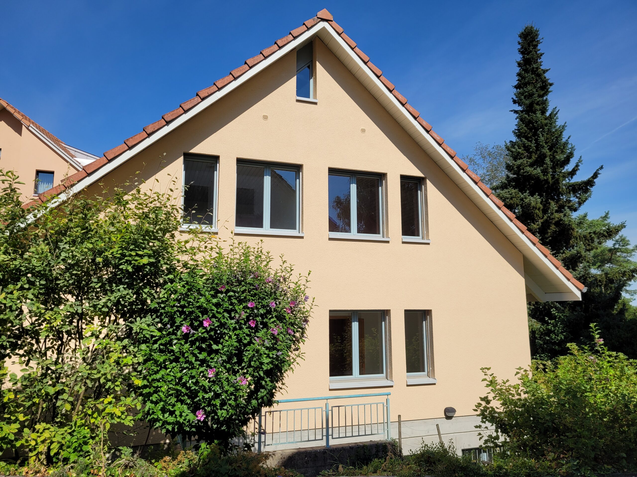 Einfamilienhaus mit Satteldach und Gartenansicht