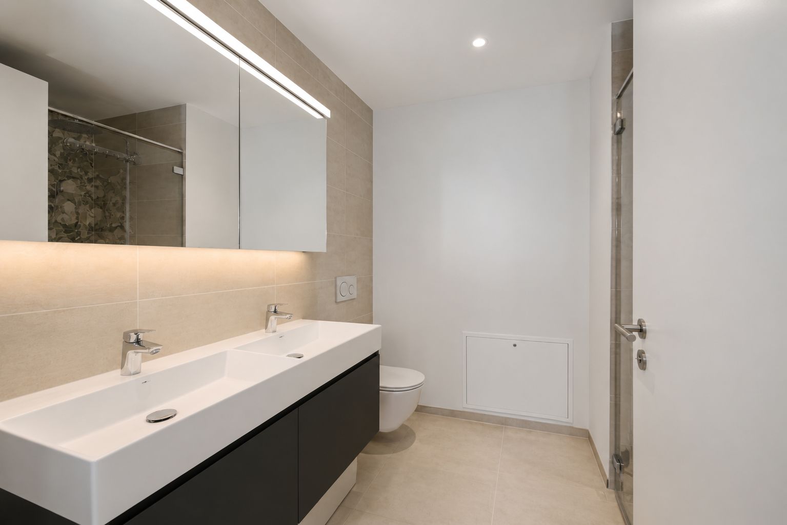 Modernes Badezimmer mit Doppelwaschtisch