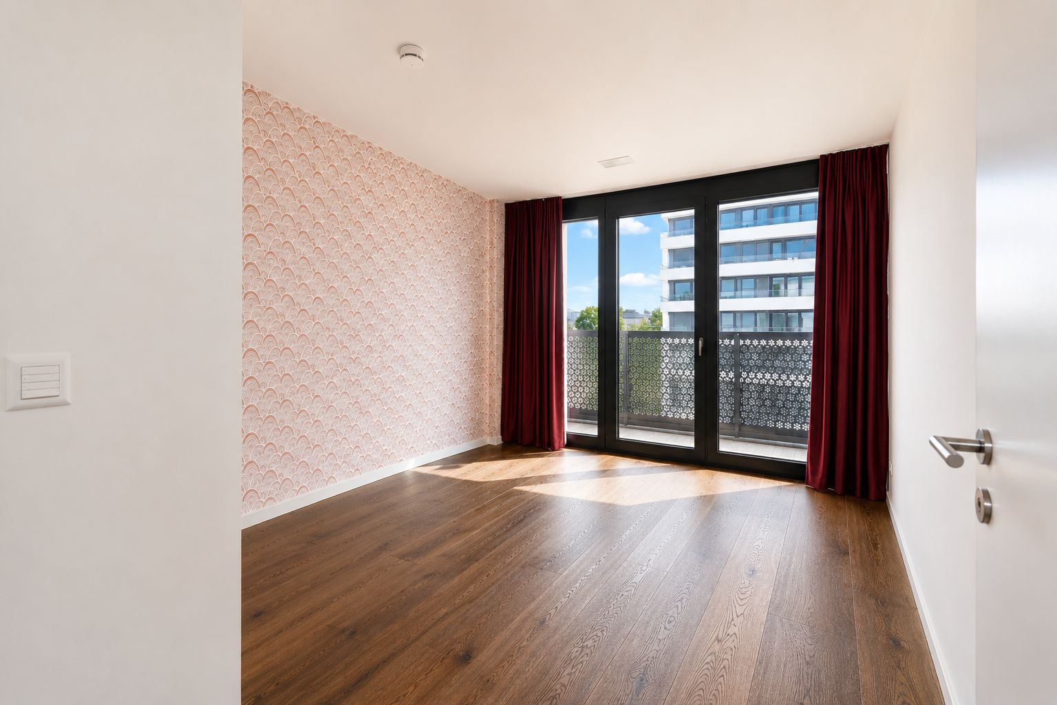 Helles Schlafzimmer mit Balkon