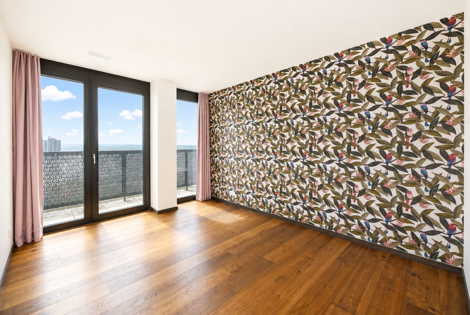 Helles Zimmer mit Balkonblick und auffälliger Tapetenwand