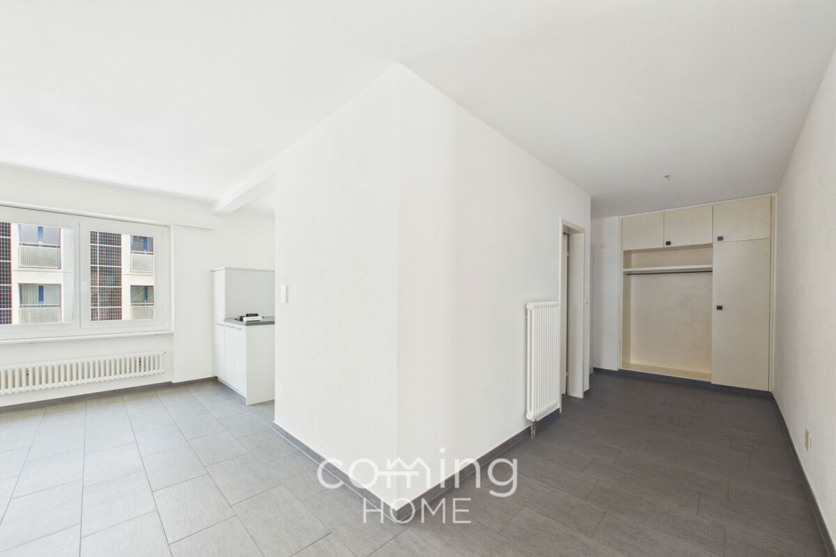 Helles leeres Zimmer mit Einbauschrank