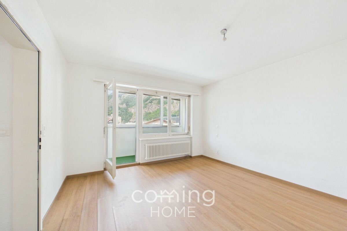 Leeres Schlafzimmer mit Balkon und Bergblick