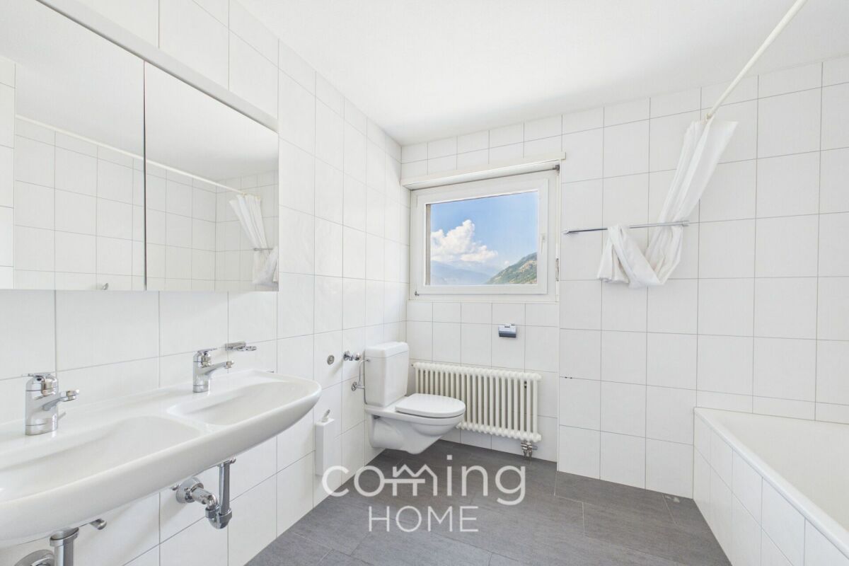 Helles Badezimmer mit Fenster und Doppelwaschbecken