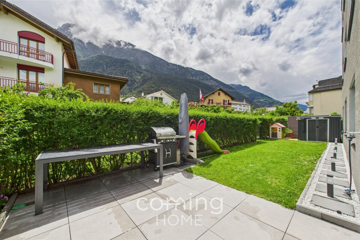 Garten mit Terrasse und Bergblick