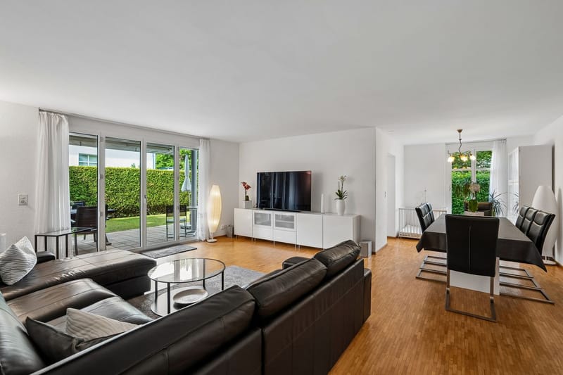 Offener Wohn- und Essbereich mit Terrassenzugang