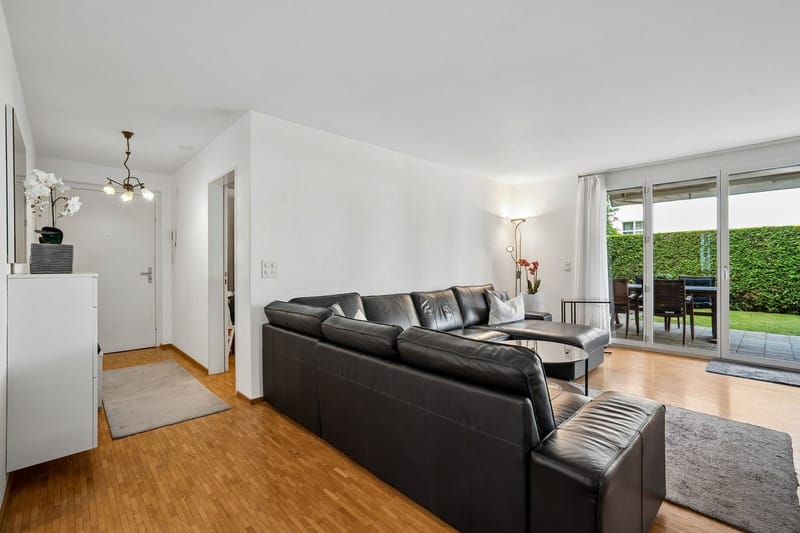 Heller Wohnbereich mit Zugang zur Terrasse