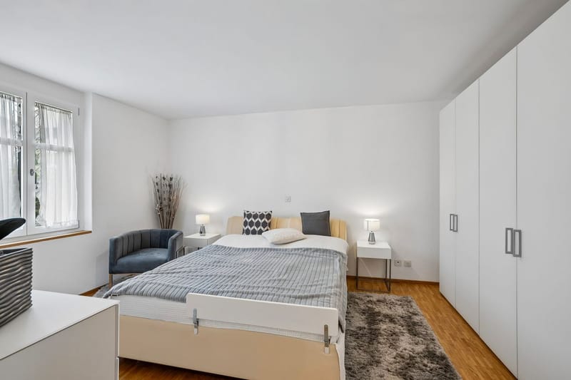 Helles Schlafzimmer mit Doppelbett und Kleiderschrank