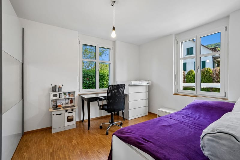 Helles Schlafzimmer mit Arbeitsbereich