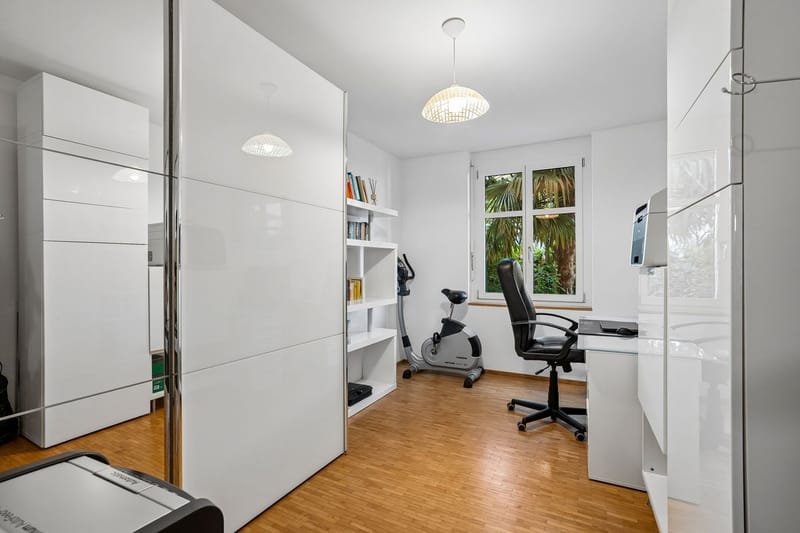 Helles Arbeitszimmer mit Fitnessgerät