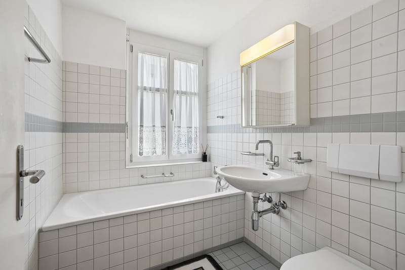 Helles Badezimmer mit Badewanne und Waschtisch