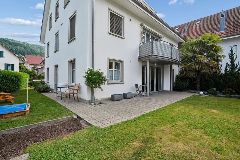 Modernes Einfamilienhaus mit Garten und Balkon