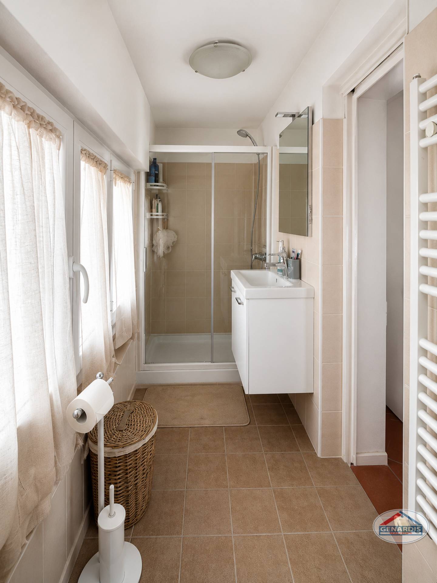 Schmales Badezimmer mit Dusche und Fenster