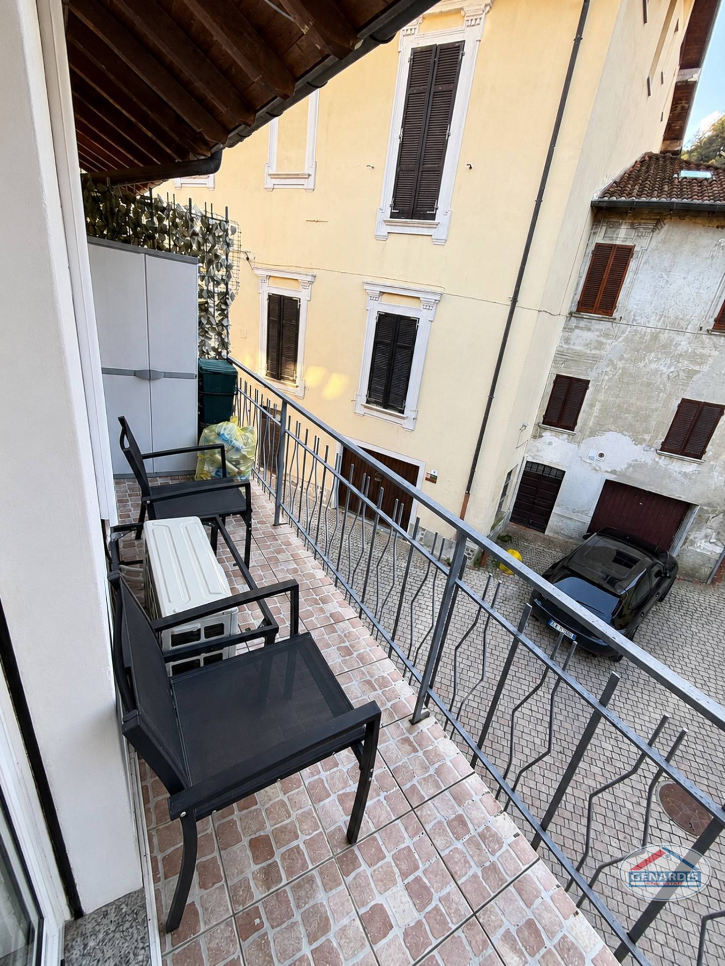 Balkon mit Blick auf Innenhof und gegenüberliegende Altbaufassade