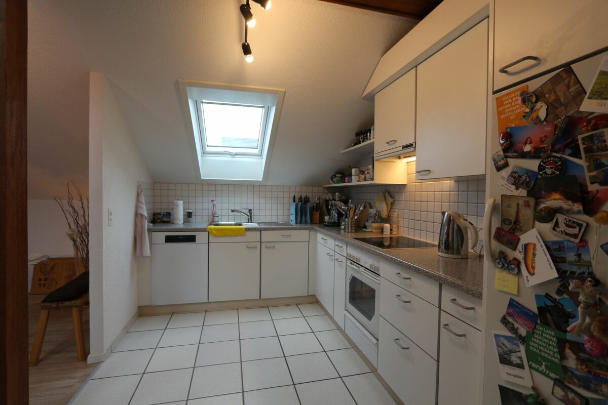 Kleine helle Küche mit Dachfenster