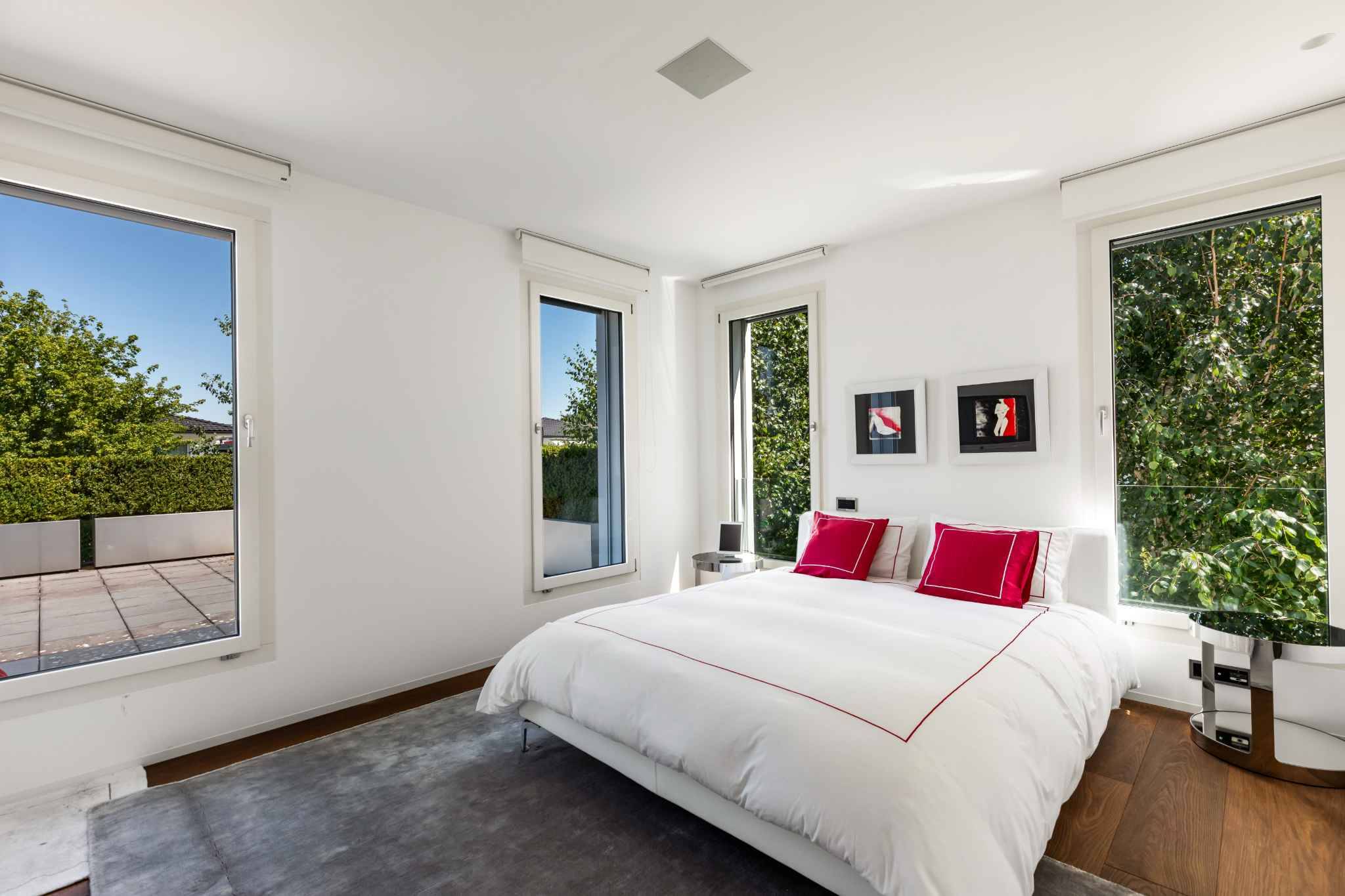 Helles Schlafzimmer mit großen Fenstern