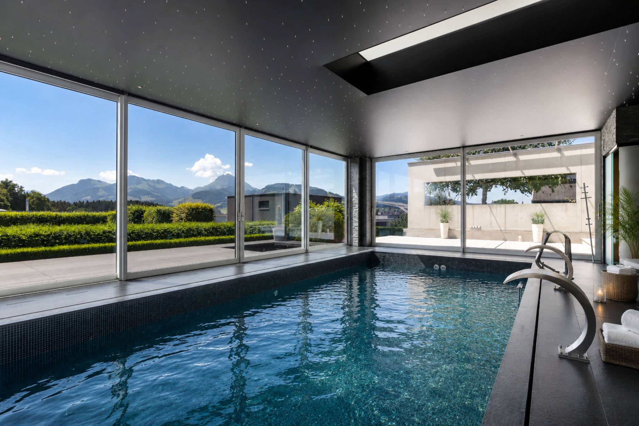 Innenpool mit Panoramablick auf die Berge