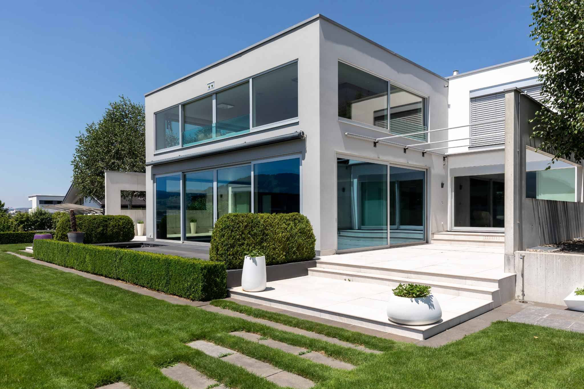 Moderne Villa mit großzügiger Terrasse