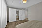 Helles Schlafzimmer mit Bett und Kleiderschrank