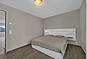 Helles Schlafzimmer mit Doppelbett